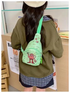 Detail der hellgrünen Kinder-Brusttasche mit Cartoon-Teekannen-Druck aus Textilgewebe