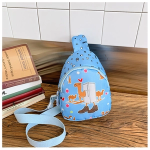 Hellblaue Kinder Brusttasche mit Cartoon-Druck und verstellbarem Gurt auf Holztisch