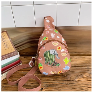 Detail der süßen rosa Kinder-Brusttasche mit Elefanten-Print und verstellbarem Riemen
