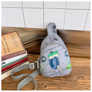 Graue wasserfeste Brusttasche für Kinder mit Cartoon-Frosch auf Holztisch