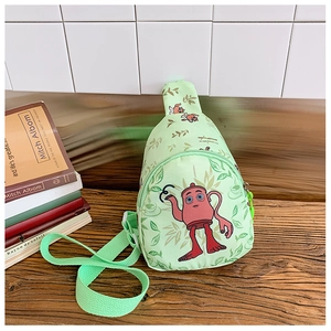 Detail der hellgrünen Kinder-Brusttasche aus Canvas mit Cartoon-Druck auf Holzoberfläche