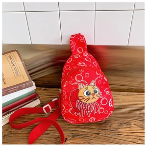 Detail einer roten Kinder-Brusttasche mit einzigartigem Cartoon-Print und verstellbarem Gurt