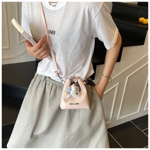 Sac bandoulière rose effet gelée avec charm en peluche et logo noir sur modèle