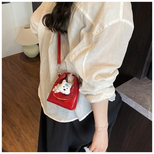 Mini sac à main rouge en cuir verni pour enfant avec breloque peluche et bandoulière