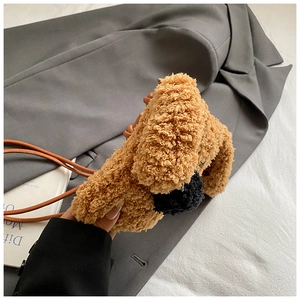Détail d'un sac bandoulière en peluche de chien bouclé marron avec fine lanière