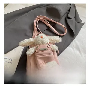 Détail du mini sac à dos en similicuir rose avec décoration de lapin en peluche
