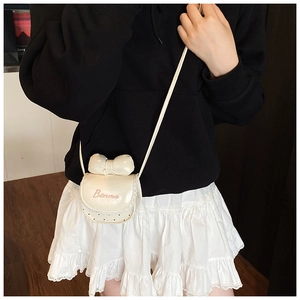 Détail du mini sac blanc en cuir verni avec nœud et broderie rose Banma