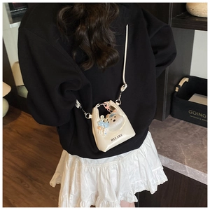 Mini sac seau crème pour enfants avec breloque chat peluche et logo en lettres