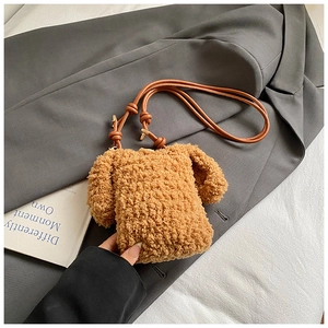 Gros plan sur le sac chiot au crochet fait main avec texture peluche marron doux