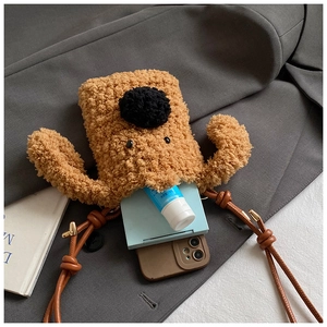 Détail du sac bandoulière chien en peluche montrant la capacité pour téléphone et maquillage