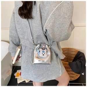 Mini sac à main argenté pour enfants avec une peluche de chiot et une bandoulière