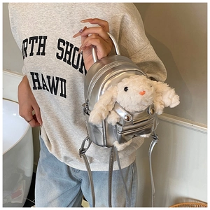 Mini sac à dos en similicuir argenté métallisé avec détail de lapin en peluche amovible