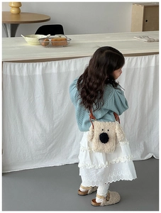 Vue de dos d'un enfant portant un sac à bandoulière en peluche beige en forme de petit chien