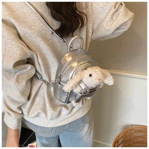 Mini sac à dos en cuir PU argenté avec poupée lapin blanc en peluche et fines bretelles
