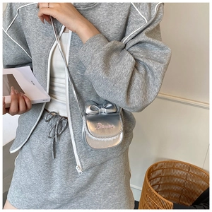 Petit sac bandoulière argenté pour filles avec broderie Barbie et détails en dentelle