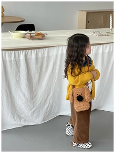 Détail d'un sac bandoulière chiot en peluche bouclée marron pour enfants en polaire teddy