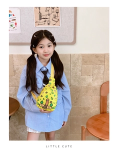 Détail du sac de poitrine jaune pour enfants en toile avec motifs de dessins animés
