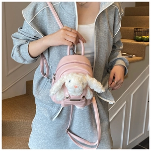 Détails du mini sac à dos rose avec lapin en peluche blanc et fines bretelles