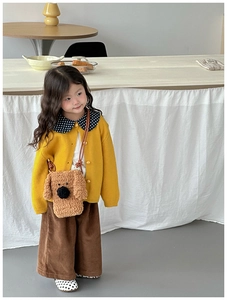 Sac bandoulière peluche chiot marron avec gilet en tricot jaune pour enfants