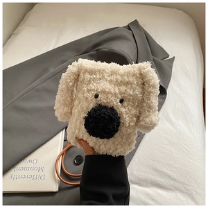 Détail d'un sac chiot au crochet fait main avec peluche douce et bandoulière en cuir