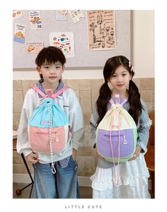 Détail de sacs à dos à cordon pour enfants bicolores avec poches zippées et nylon léger
