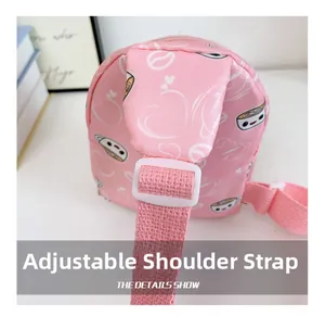 Détail de la bandoulière rose réglable avec boucle blanche sur le sac pour enfants