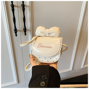 Détail du sac à bandoulière crème pour fille avec nœud, dentelle et broderie Banma