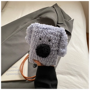 Détail du sac bandoulière chiot en peluche violet clair avec texture bouclée