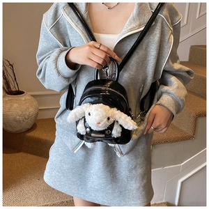 Mini sac à dos en cuir noir avec lapin en peluche blanc et bretelles réglables fines