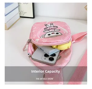 Détail montrant la capacité interne du sac à bandoulière rose avec imprimé de ballet