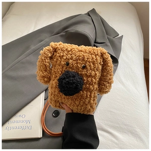 Détail du sac chiot en polaire peluche marron avec texture douce et bandoulière cuir
