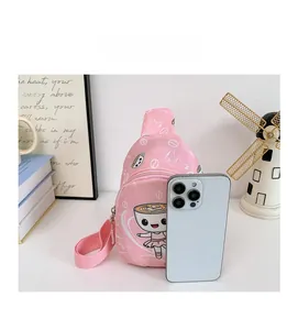 Sac de poitrine rose pour enfants avec comparaison de taille par rapport à un smartphone
