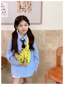 Détail du sac de poitrine jaune pour enfants avec imprimé dessin animé et sangle réglable
