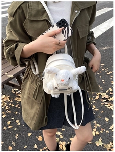 Détail d'un mini sac à dos blanc avec lapin en peluche dans un style de mode de rue