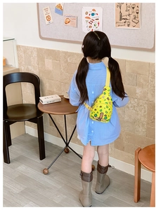Détail du sac de poitrine jaune pour enfants avec motif d'ours et sangle réglable