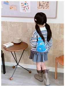 Enfant portant un sac de poitrine bleu imprimé requin avec sangle réglable en vue