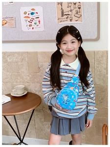 Détail du sac de poitrine bleu pour enfants avec motif océan et peluche requin