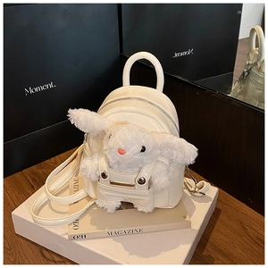 Détail du mini sac à dos ivoire avec lapin en peluche et texture similicuir