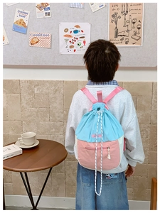 Vue détaillée du sac à dos enfant bicolore bleu et rose avec fermeture à cordon