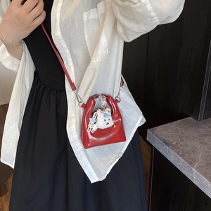 Mini sac à bandoulière rouge brillant pour enfant avec pendentif ours et texte Dreams