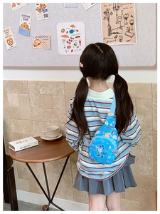 Détail du sac bandoulière bleu pour enfant avec motif requin porté par un mannequin