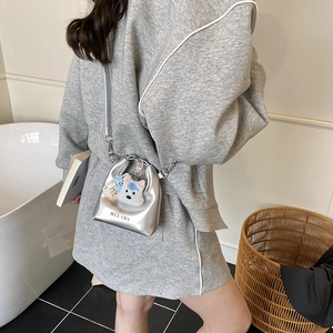 Mini sac à bandoulière argenté avec breloque chien peluche et logo Helahe enfant