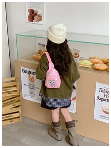 Vue arrière d'un sac bandoulière rose pour enfant avec motif dessin animé mignon