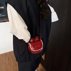 Sac à bandoulière rouge pour enfant avec nœud et dentelle vu de l'arrière