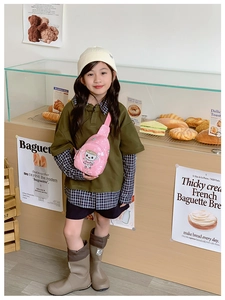 Sac bandoulière rose pour enfants avec imprimé dessin animé dans un décor de café