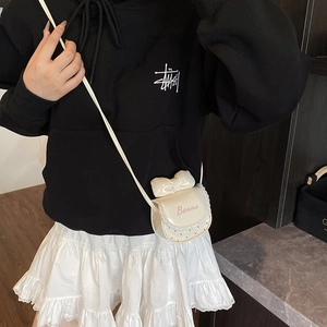 Sac bandoulière blanc doux avec nœud et dentelle pour filles, porté sur l'épaule