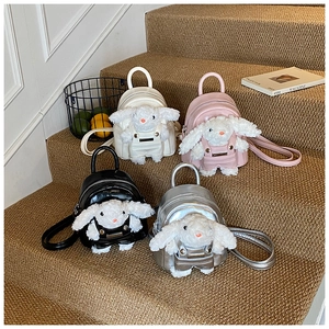 Vue détaillée des mini sacs à dos lapin en peluche en blanc, rose, noir et argent