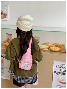 Sac de poitrine rose pour enfant avec motifs mignons porté dans une boulangerie