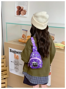Vue détaillée du sac bandoulière violet pour enfants avec imprimé café dans un café cosy