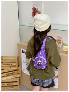 Détail du sac de poitrine violet pour enfants avec imprimé ninja et bandoulière tissée